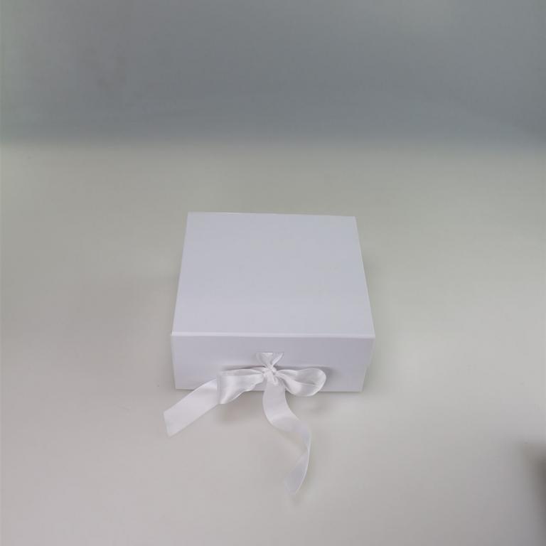 EZR-4006 Matt Lux Boxen mit Doppelsatinband 15,2x15,2x7cm VE 80